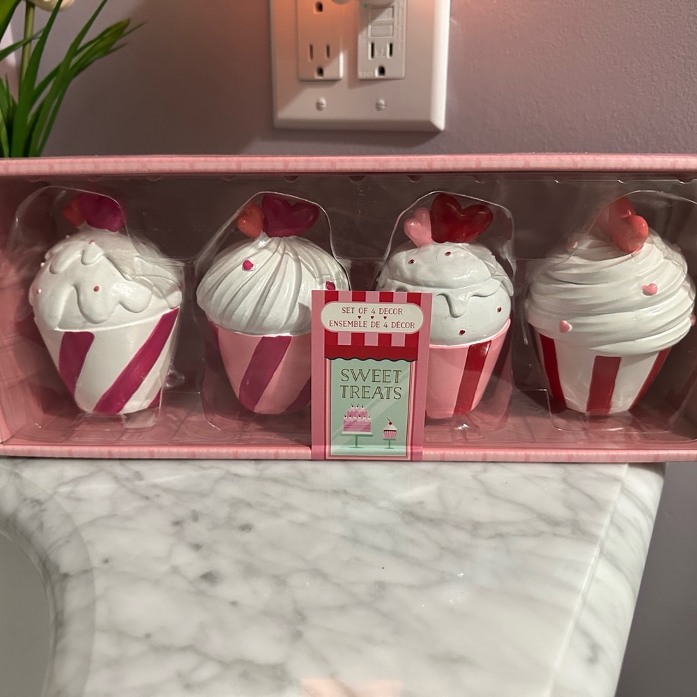 Sweet Treats - Valentine’s decor cupcakes (4 piece set)
